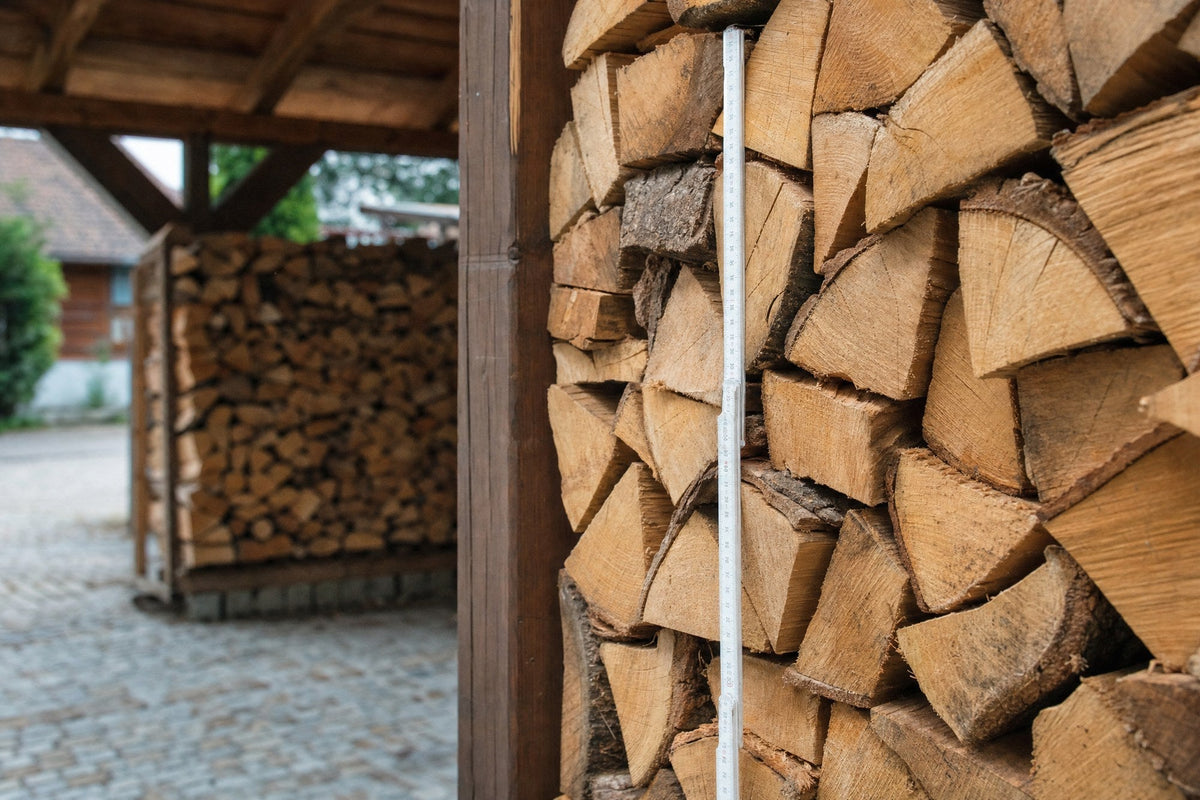 Geschichteter Brennholzstapel aus Buche zur Darstellung von Raummeter-Mengen und Brennholzpreisen